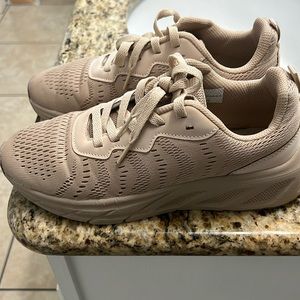 Women tan tennis shoes
